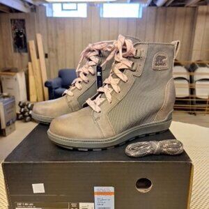 Women's Sorel "Evie" Wedge Boot - Size 7.5